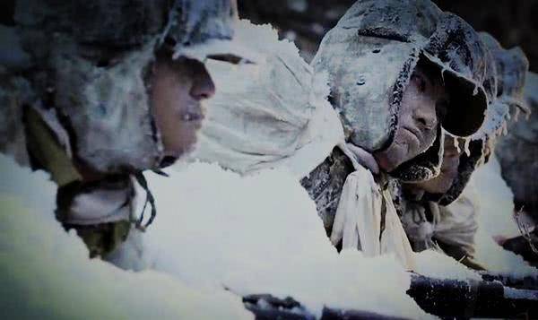 大雪覆盖大山,战士背着电话机修电话线,回到驻地时已被冻成冰人