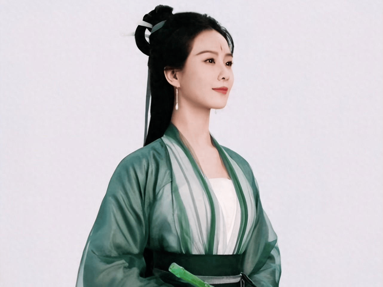 吴奇隆陪儿子步步逛商场,腹部隆起无半点明星相,摸头杀画面超宠