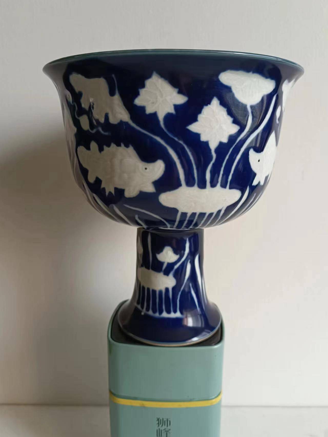 大明宣德年制——蓝釉白花鱼藻纹高足碗_高温_瓷器_釉面