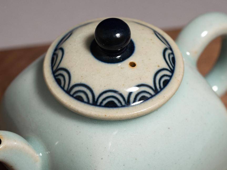 浙江省工艺美术巨匠王法根呈现青瓷新作——"藕遇"杯