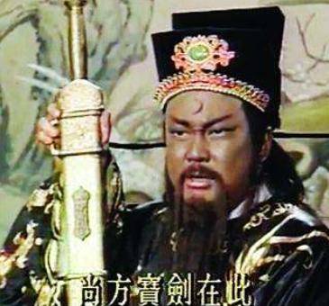 在星爷的著名喜剧《九品芝麻官》里,大反派常威穿了李莲英送来的黄