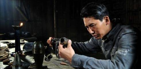 电影《吴运铎》剧照在10年的革命战争生活中,吴运铎随兵工厂从皖南到