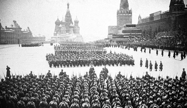 二战时期最胆大的阅兵,莫斯科红场阅兵,为什么德军不趁机轰炸?