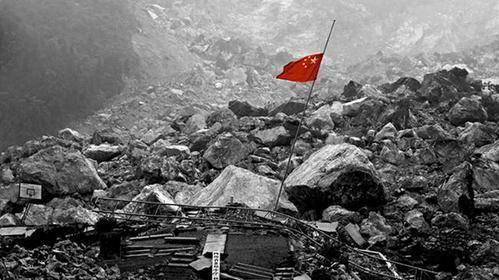 范跑跑事件:汶川地震丢下学生逃跑,责任推卸学生,如今过的如何