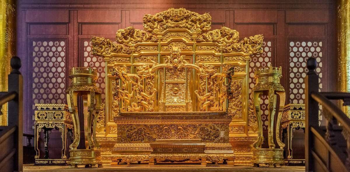 龙椅所以,朱由校不但不是一个傀儡,反而始终掌控着最高权力.