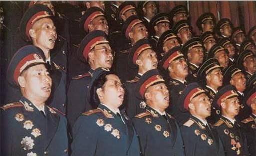 将军合唱团身着55式军礼服55式军服是我军军服历史上最独树一帜