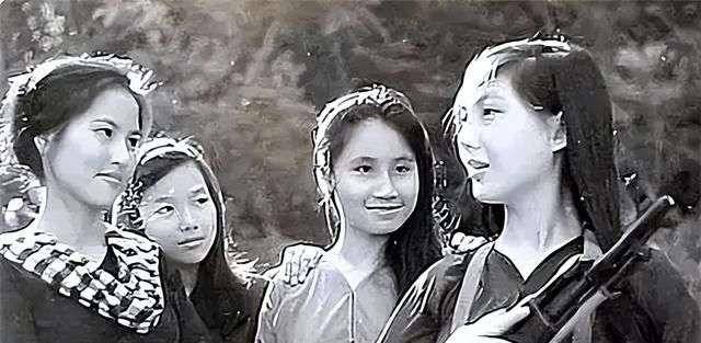 越南传奇狙击手的死因:因为蹲姿暴露性别,被美军当场狙杀