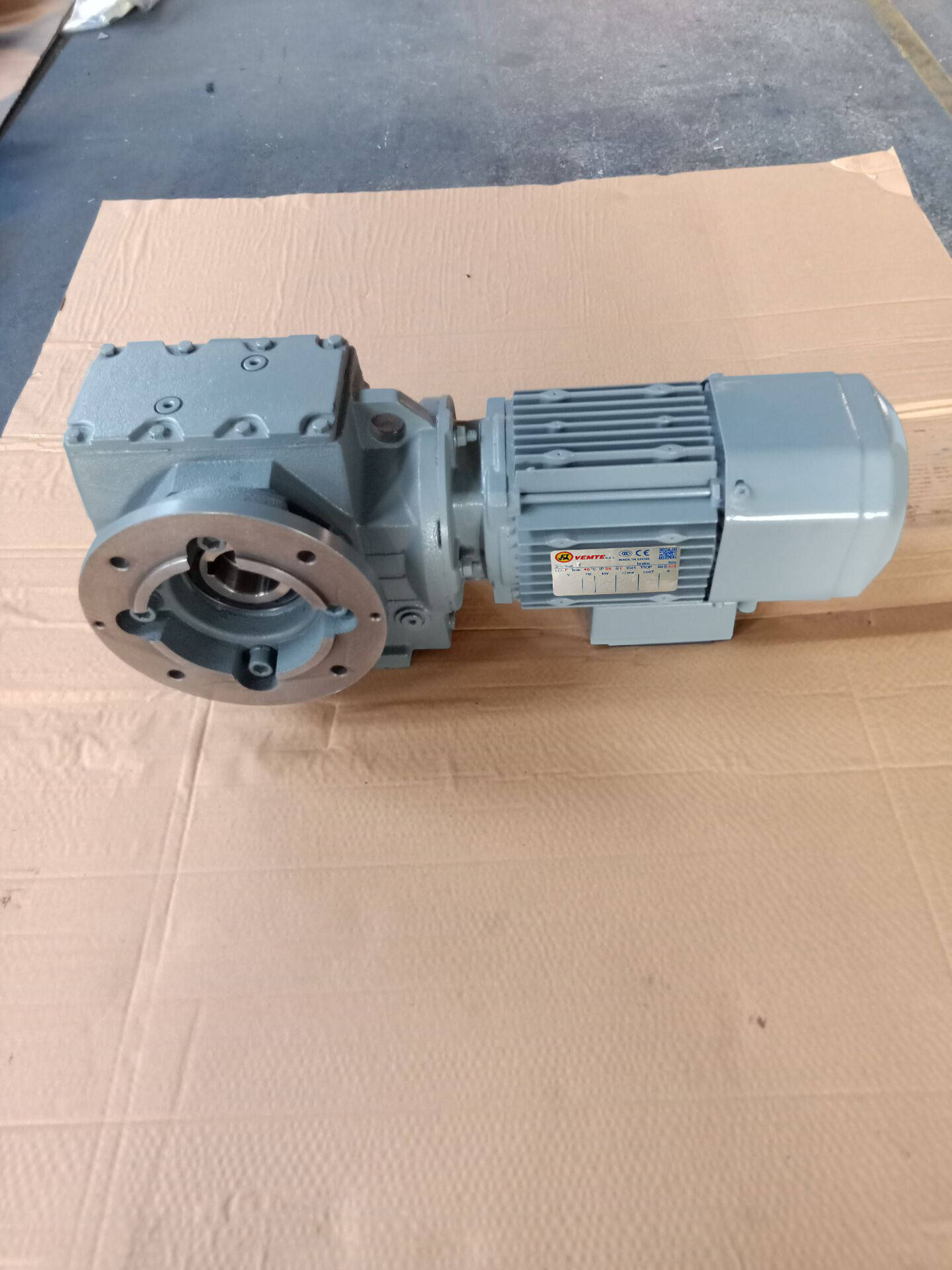 首先,saf47减速机支持电机直联输入方式,这种方式直接通过电机与减速