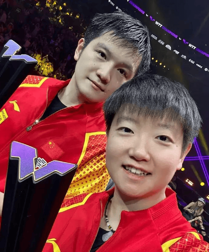 国乒重庆返京 高远帅 曼昱飒 陈梦美 东哥困 孙颖莎超可爱 王楚钦不藏