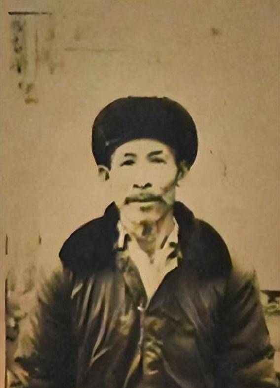 陈世荣工作之余,陈世荣也经常前往当地小学,机关单位讲述当年红军跳崖