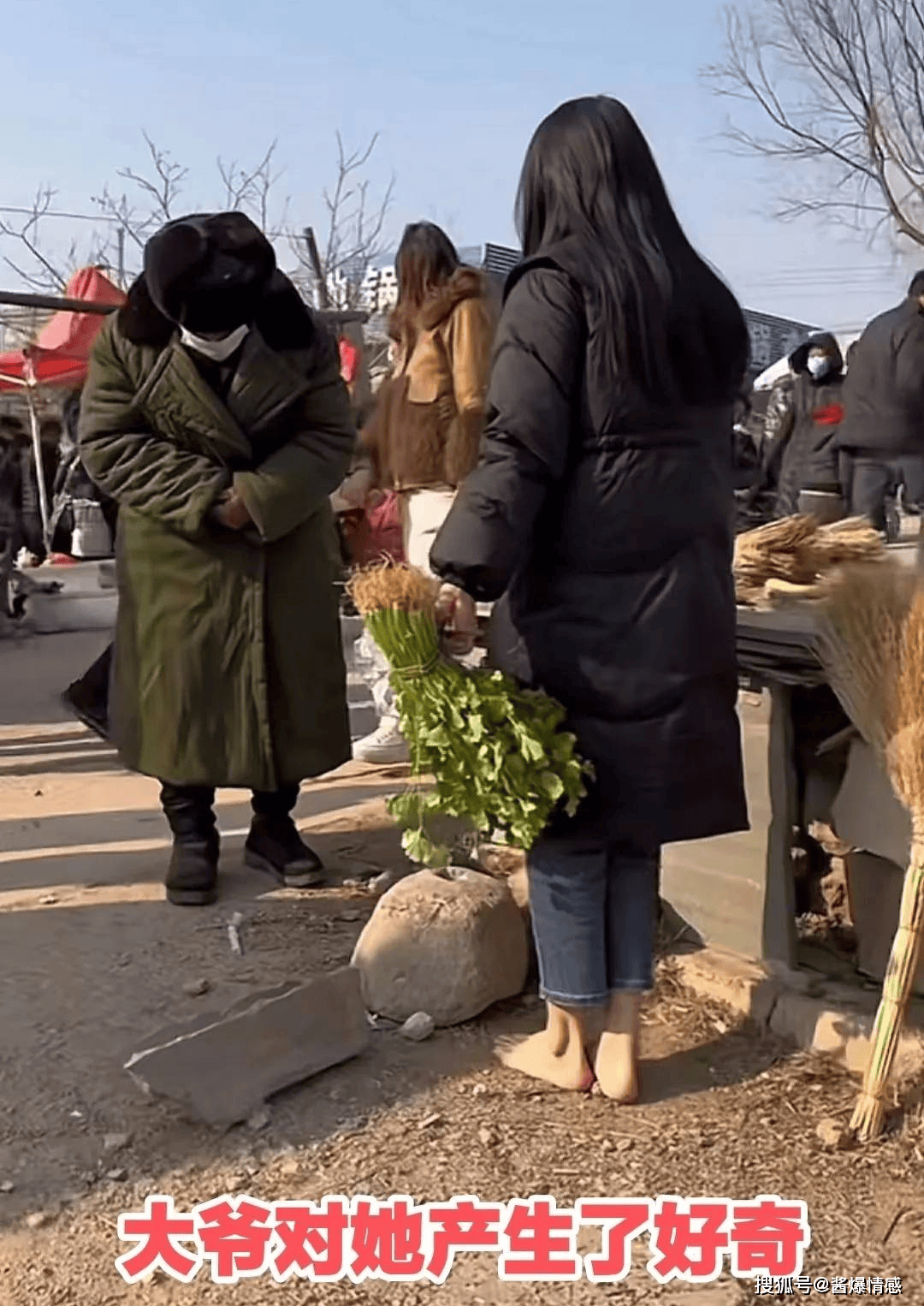 山东 女子在大冷天经常赤脚外出买菜