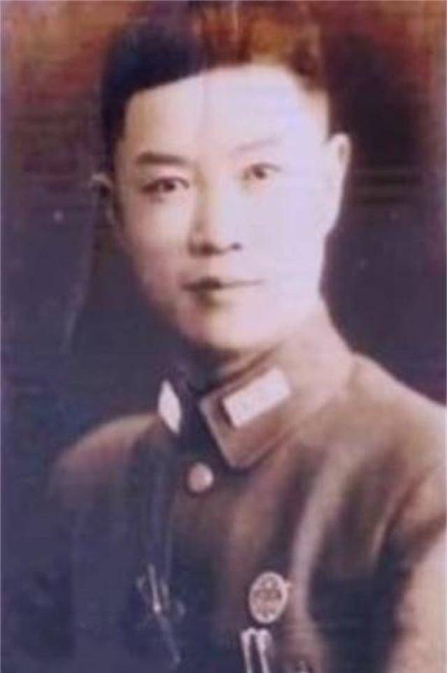 82年,一副带有脚镣的遗骸被人挖出,尘封了48年的铁骨往事被揭开