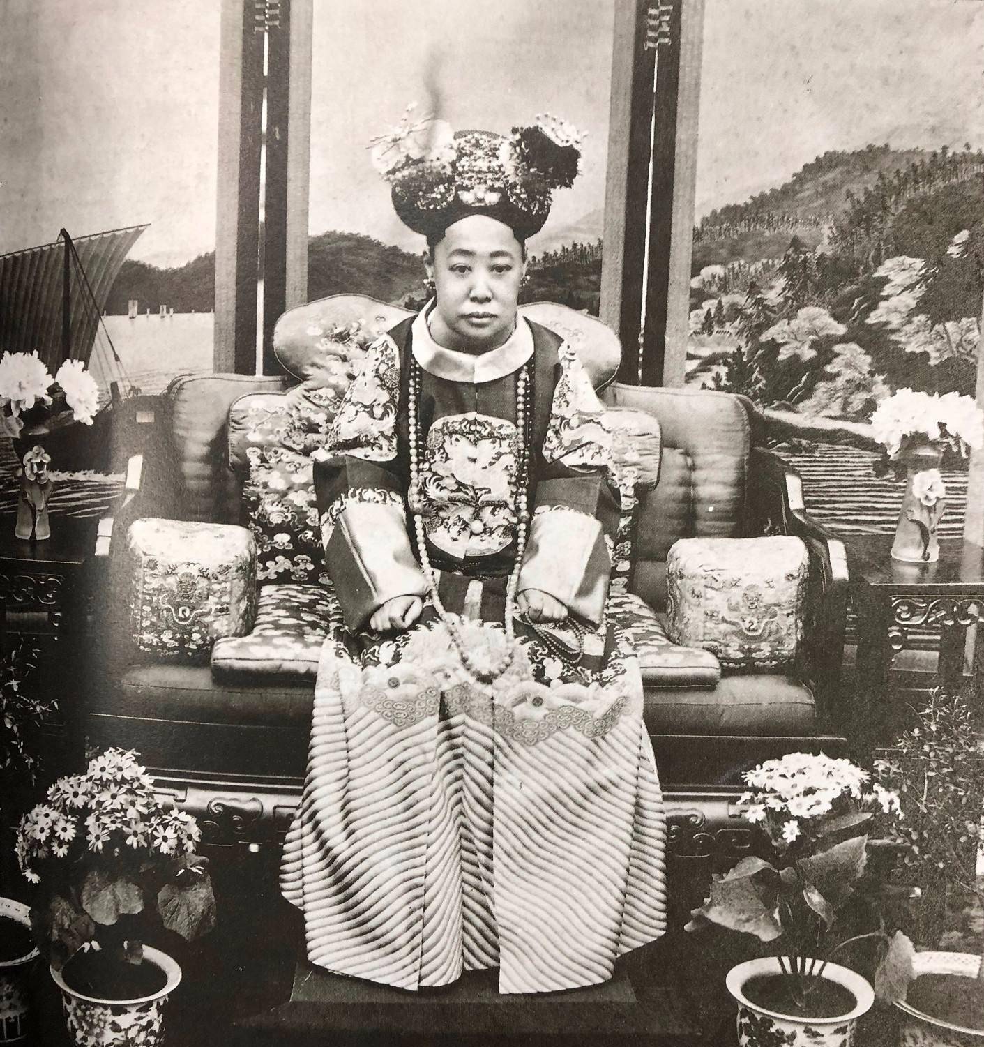 2009年,夜盗珍妃墓的唯一幸存者去世,他对一件事却怎么也想不通