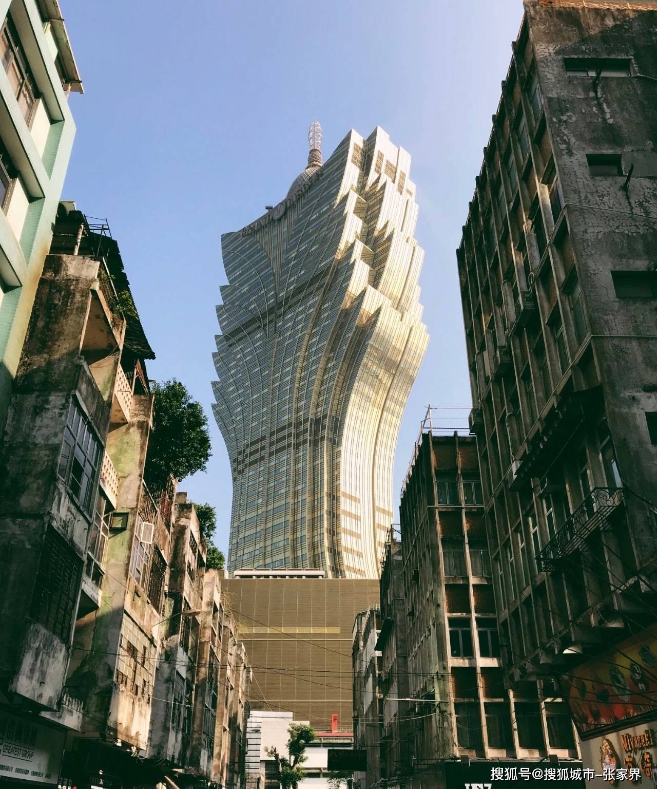 关于港澳旅游团的报价,它涵盖了往返交通,酒店住宿,景点门票以及导游