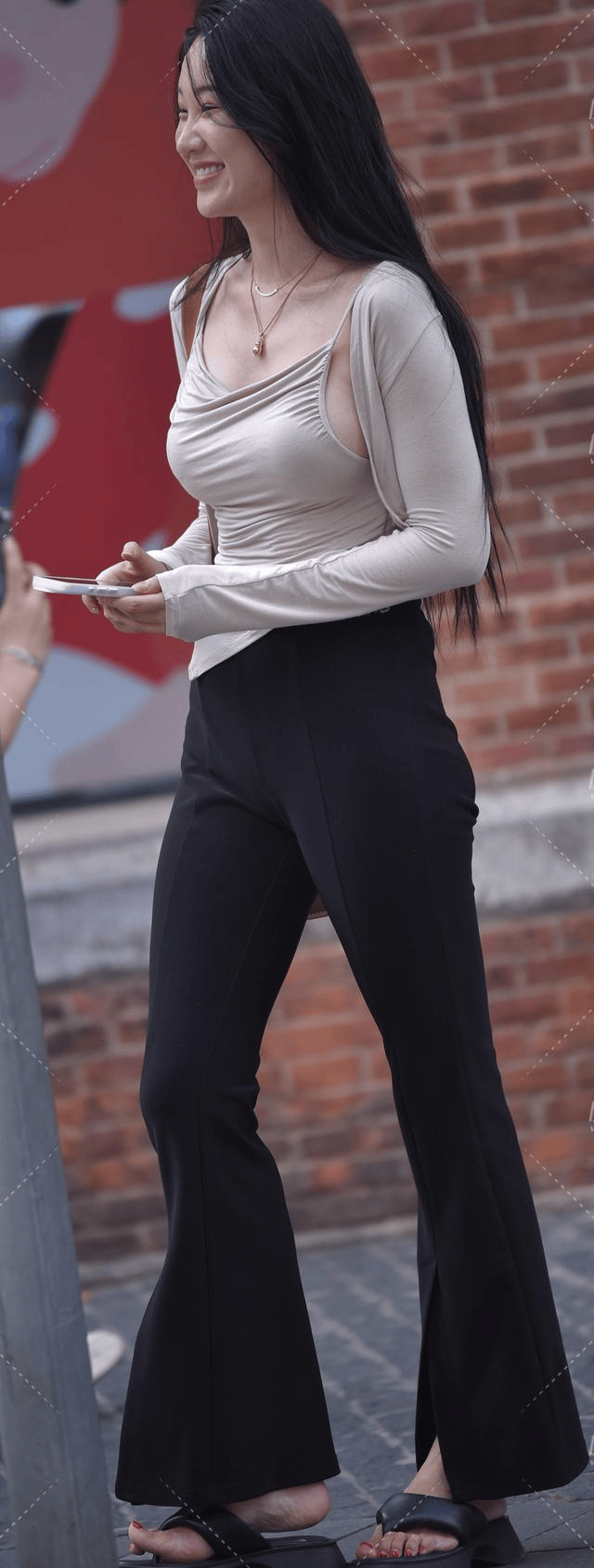 都市出行简约风尚,黑色微喇休闲裤搭配,柔美气质油然而生!