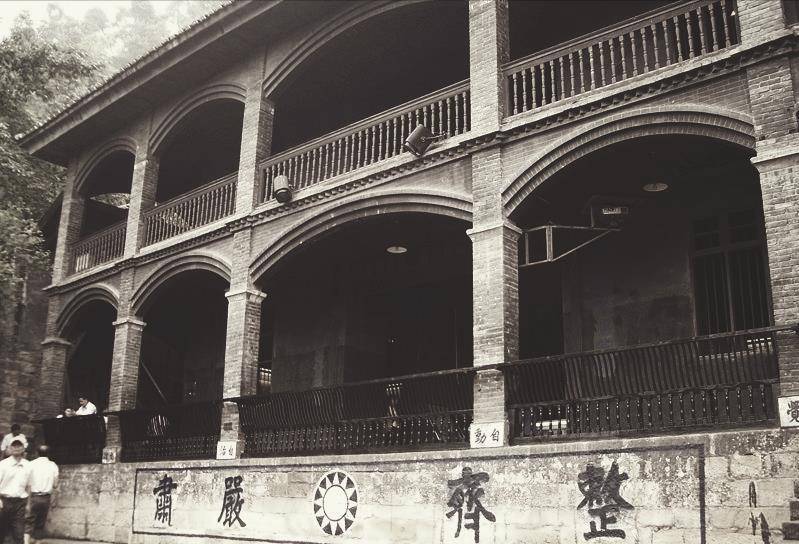 1949年,重庆小商贩捡到一小女孩,问她家住哪里,她回答:白公馆