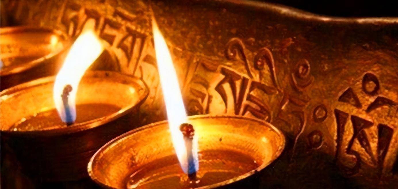 在盗墓贼或考古专家打开墓葬后,墓室中进入氧气,熄灭后的油灯依旧可以