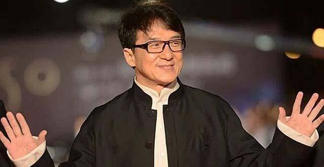 2013年,成龙携父亲骨灰回安徽老家:在大哥家停留十几分钟后回港