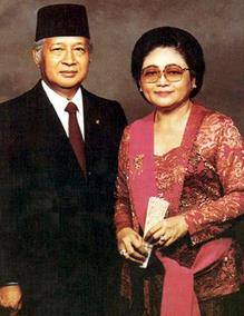 苏哈托夫妇像除此之外,婷夫人还以"政府放贷"的名头,吸引别人兴办各种