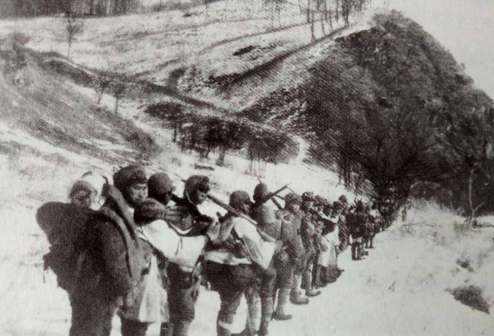 八位女英雄挽臂沉江,最小的年仅13岁_冷云_日军_东北抗联