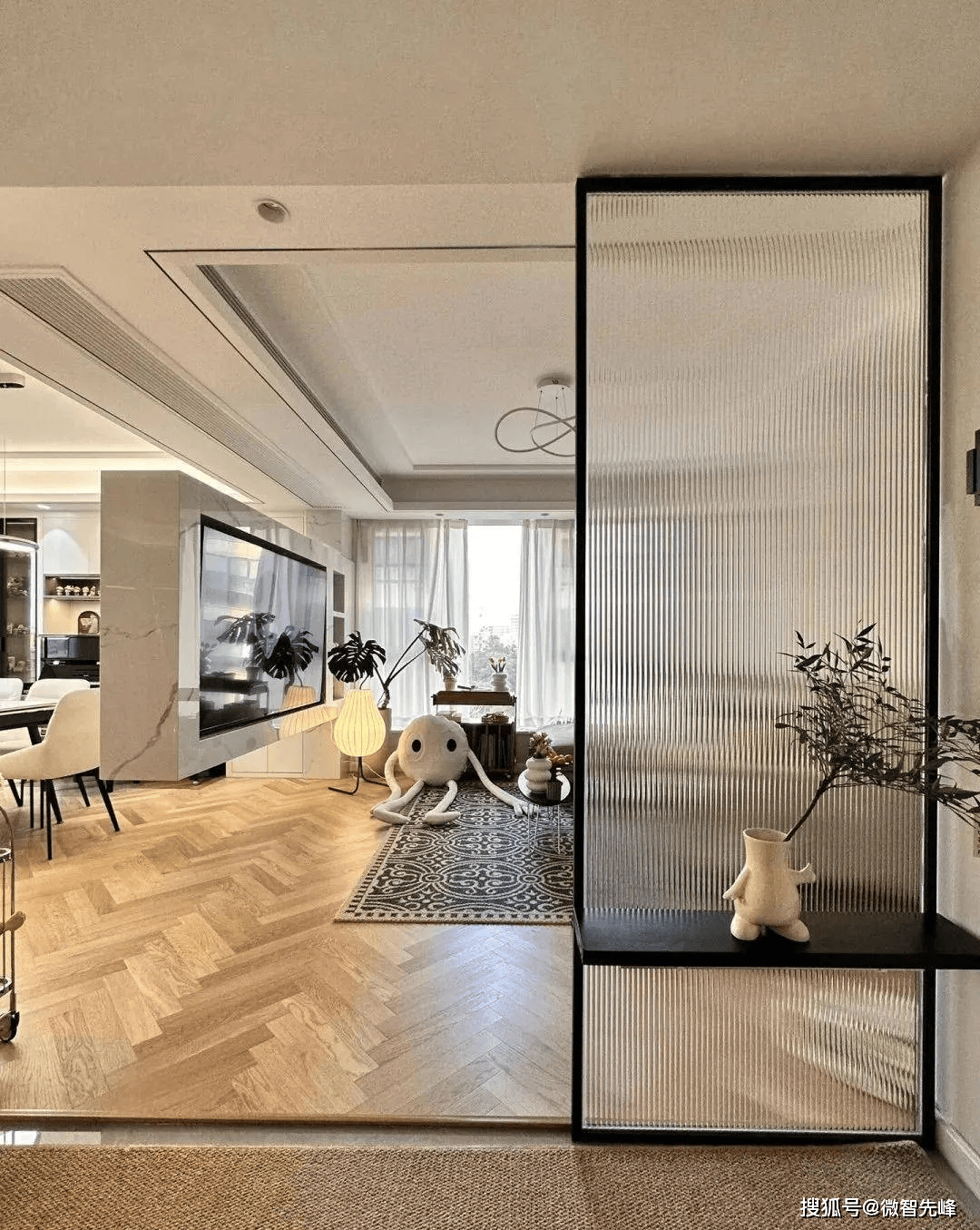 使用化煞物品:为了缓解穿堂风可能导致的财运流失,可以在门口悬挂五帝