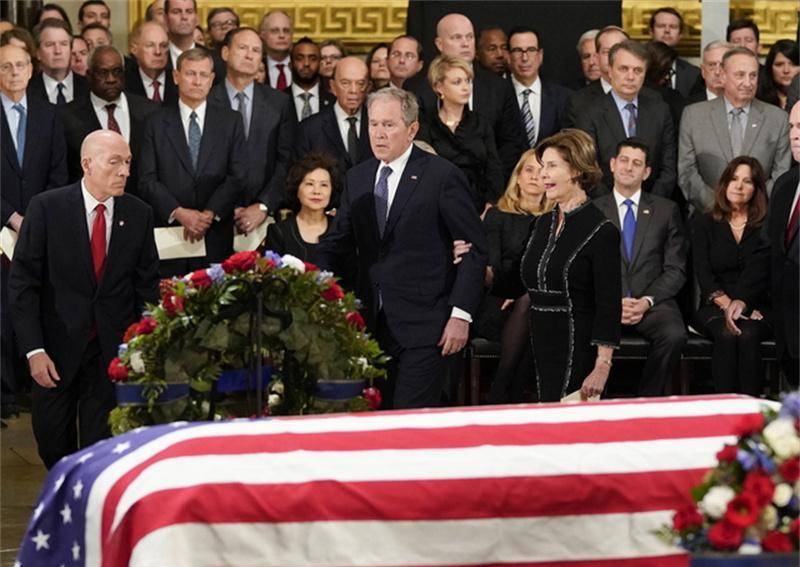 老布什葬礼首先是小布什等儿女把老布什的遗体装殓好,在家里举行了一