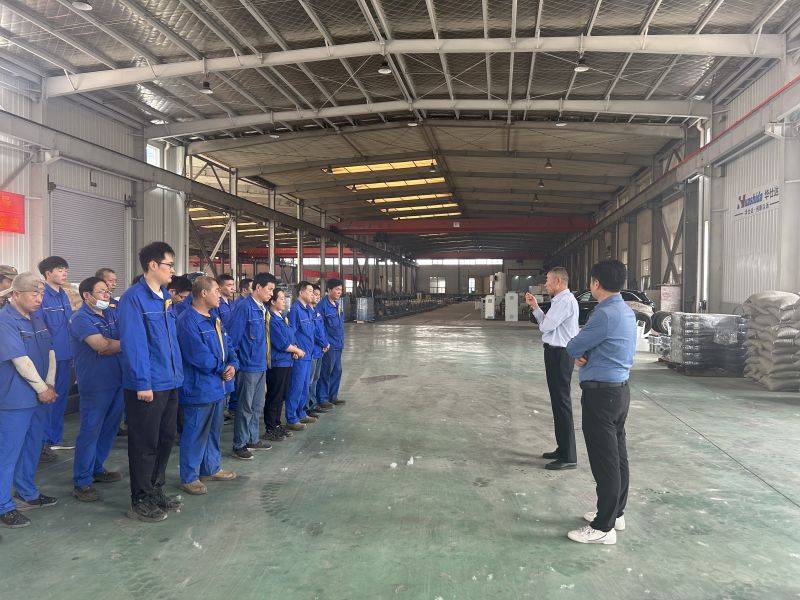 华仕达黄保东调度保温管生产线进度—要对得起这份信任