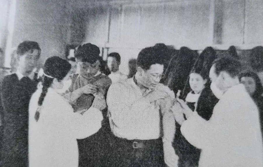 指示精神,辽东省宽甸县政府于1952年3月3日成立防疫委员会,并通知各区