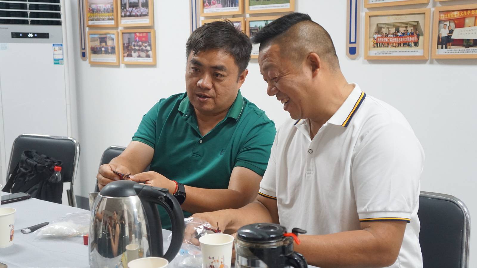 在民革党员刘秋红的指导下,大家开始动手制作香囊.