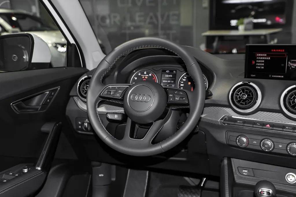 奥迪q2l的内饰设计延续了奥迪一贯的高品质和豪华感,中控台布局简洁明