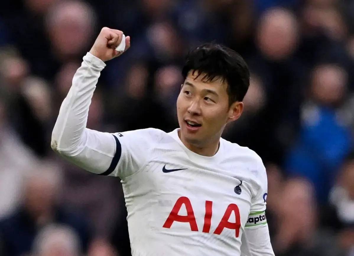 韩国球员孙兴慜比手势侮辱中国球迷 国足球员不争气还是输了