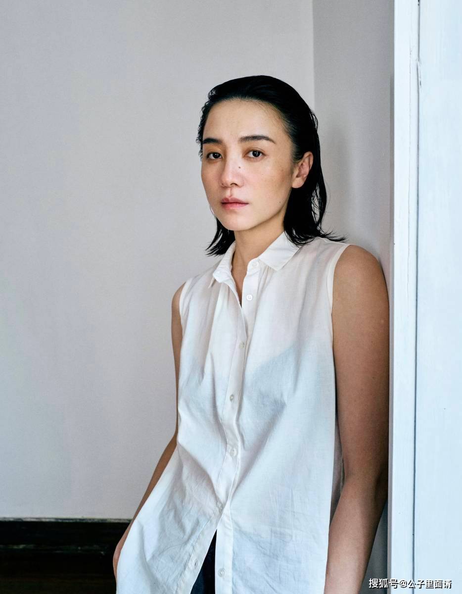 宋佳背头造型惊艳亮相,素颜妆搭衬衣眼镜展现高知女性魅力