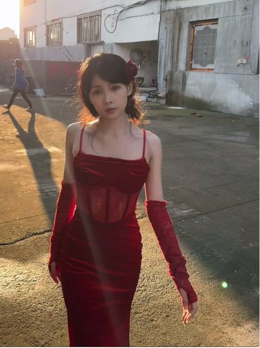 鲁照华全新形象亮相,性感淑女风引粉丝热议