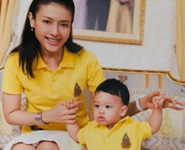 王储大战进入白热化,提帮功高调晒王冠海报,得到69岁泰王认可