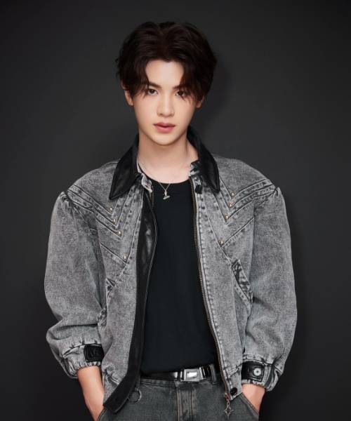 黄明昊经纪人丨"黄明昊——舞台上的青春风暴"