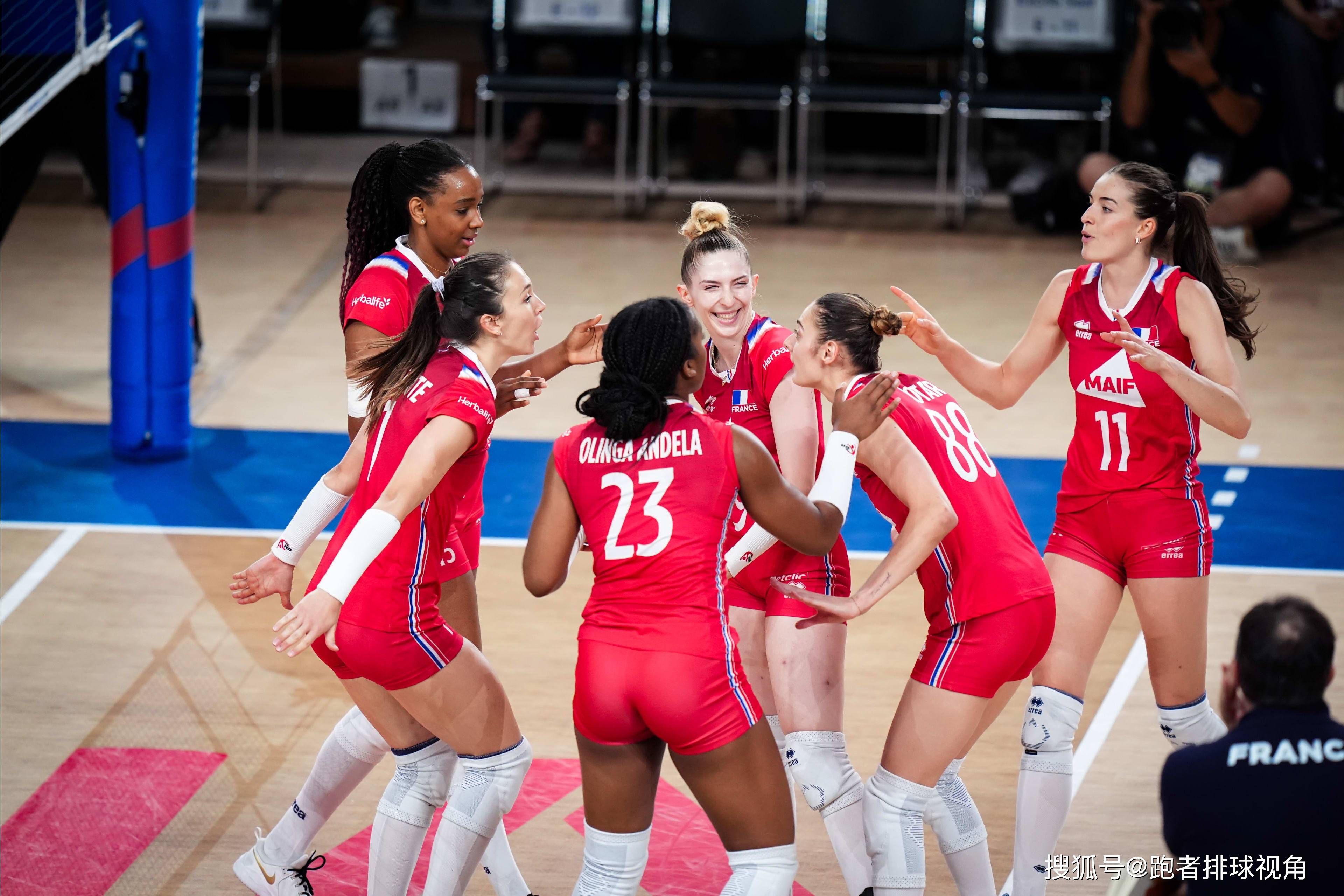 大爆冷!世锦赛冠军不敌鱼腩,积分狂掉15分,对中国女排不利