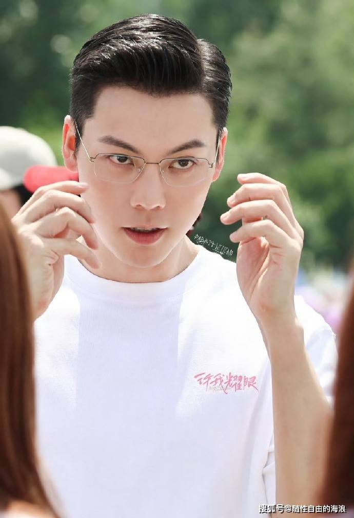 赵露思,陈伟霆《许我耀眼》拥吻路透,超强cp感,大家是否期待这部剧?