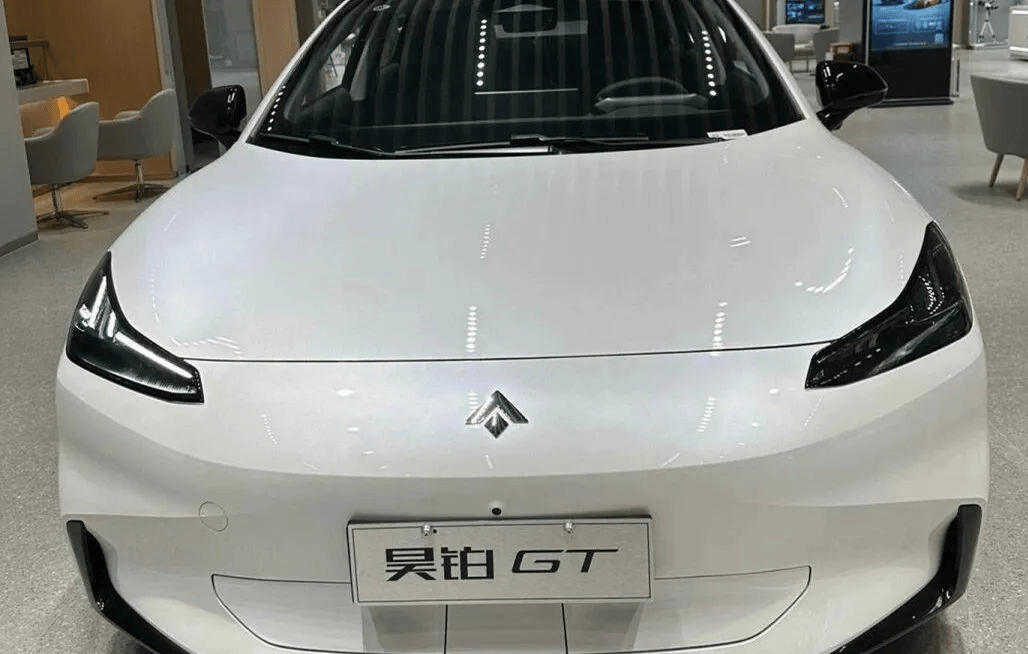 还看啥特斯拉,续航710km国产车才19万,剪刀门轿跑4.