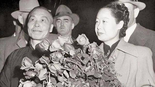 后来,蝴蝶与戴笠谈上了恋爱,胡友松也同母亲搬到了戴家生活.