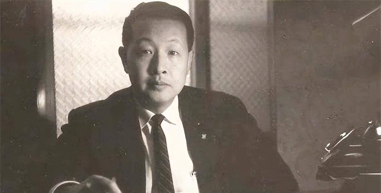 18岁校花嫁给36岁的中将,一生无出却把丈夫的孙女培养