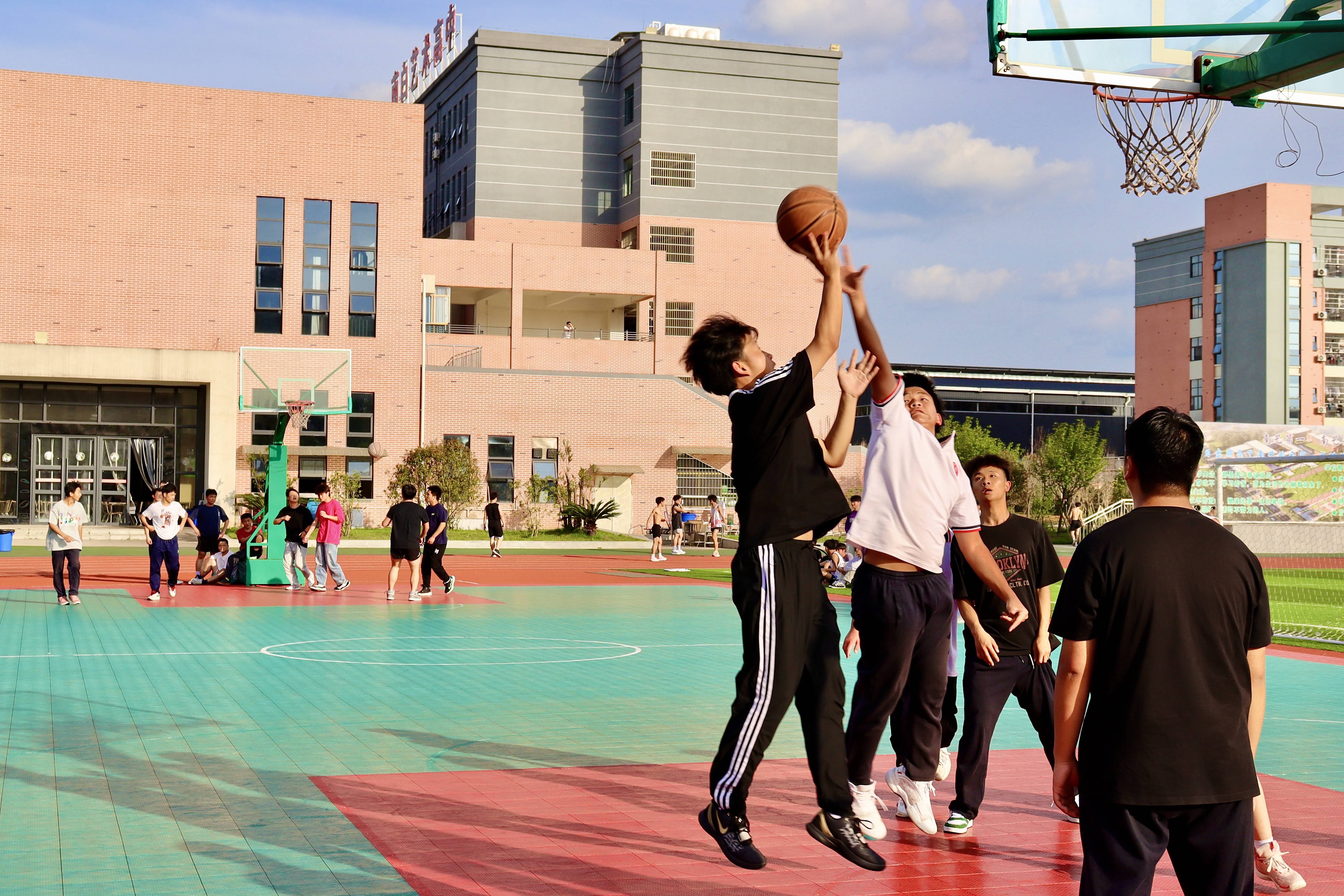 遵义市南白艺术高级中学举办2024年 "奔跑吧61少年"校园篮球赛