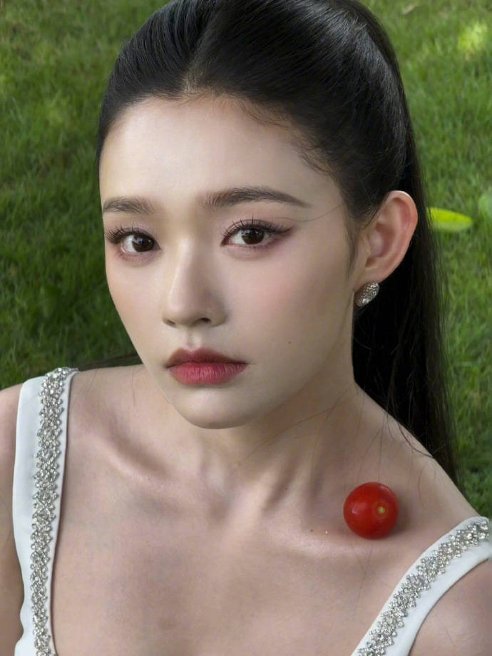 林允穿白色吊带性感纯欲 锁骨放圣女果身材吸睛-搜狐大视野-搜狐新闻