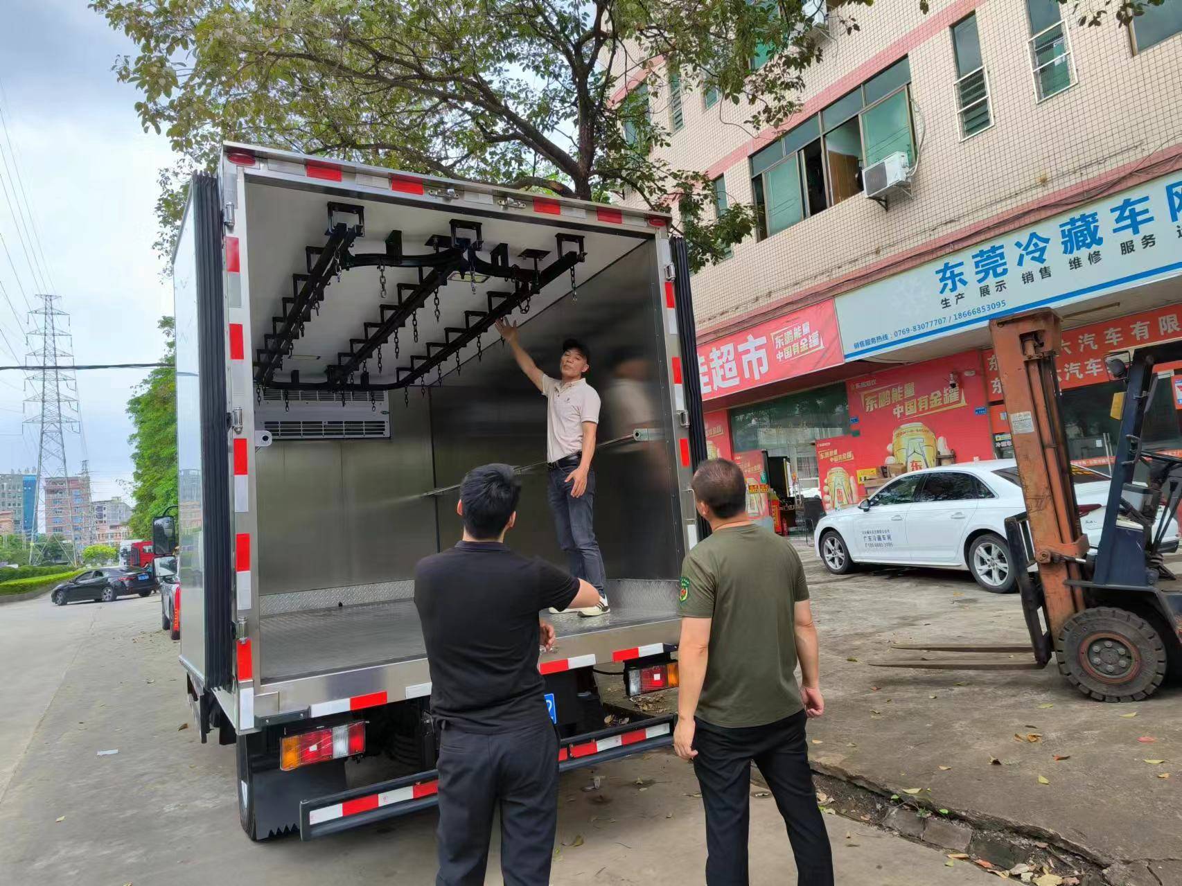 东莞五六汽车有限公司 肉挂冷藏车产品牌曝光