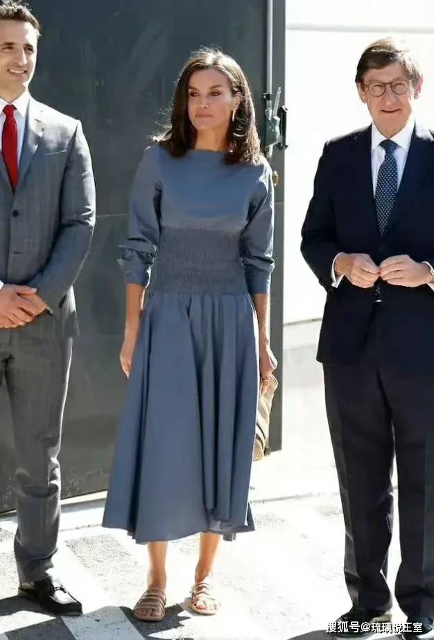 西班牙莱后出席活动,脸上疲态尽显,和早几年明眉皓齿的模样大相径庭