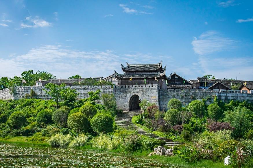 如果你对贵州的自由行还有任何疑问或者需要更多建议,不妨联系一下
