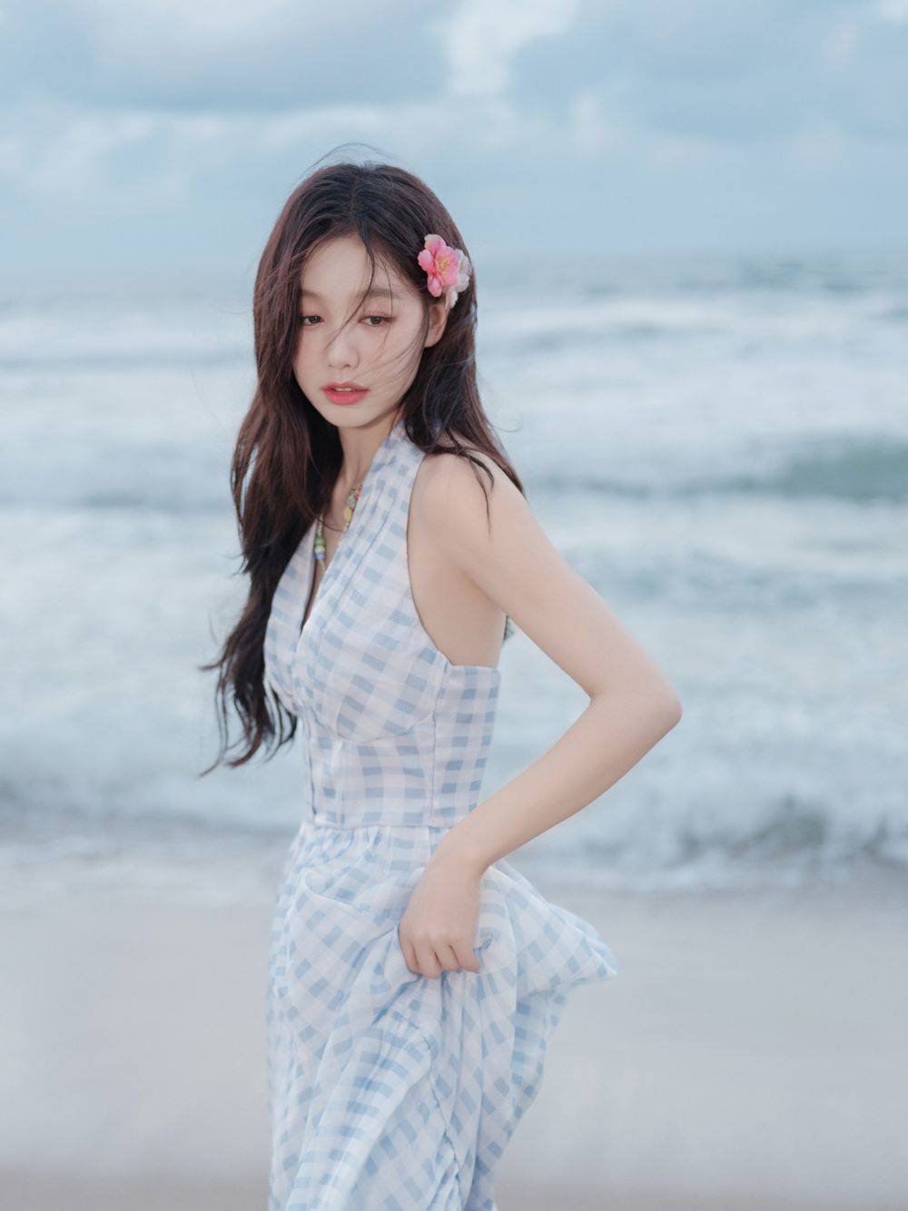 三十岁的徐梦洁怎么还能如此少女感!海色系长裙造型,这也太治愈了