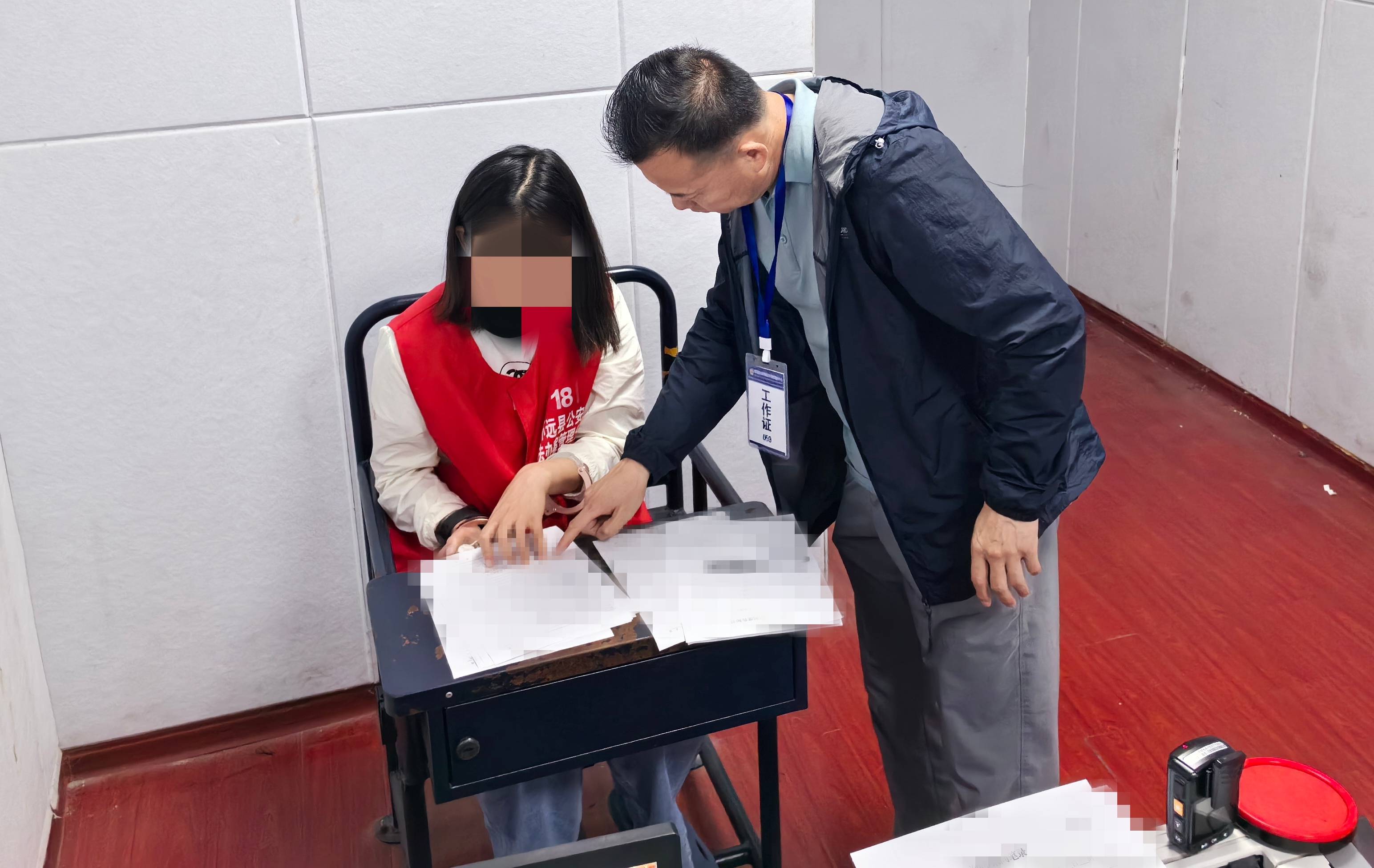 上海虹桥开往北京南的g152次列车,途中列车停靠徐州东时他到站台抽烟