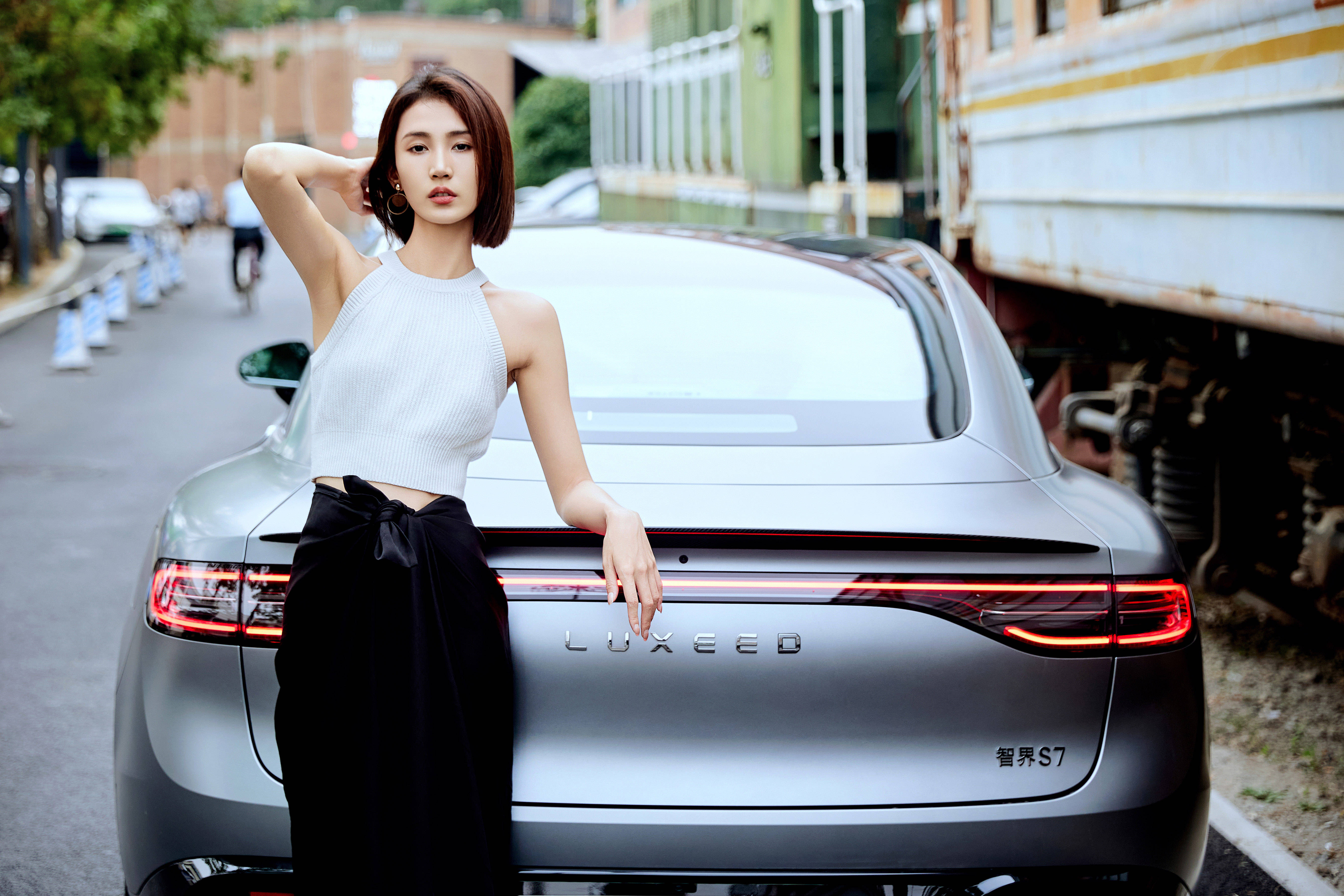 黄晓婉沉浸体验智界s7 展现夏日清新凉意