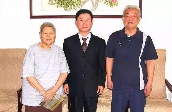 他17岁参加新四军,64岁升任副总理,为祖国奉献了一生,如今95岁_邹家华