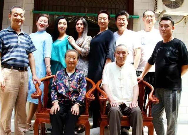 他16岁开始革命,42岁少将,曾被关押12年,女儿嫁给薄一波的儿子